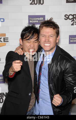 James Wan, Leigh Whannell presso gli arrivi per Spike TV SCREAM 2010, Teatro Greco, Los Angeles, CA 16 ottobre 2010. Foto Da: Michael Germana/Everett Collection Foto Stock