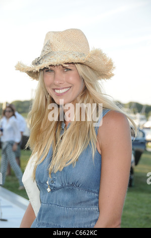 Beth Ostrosky di presenze per HAMPTONS Magazine Clambake annuale, Montauk Yacht Club, Montauk, NY, 17 luglio 2011. Foto di: Rob Foto Stock