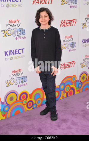 Max Burkholder presso gli arrivi per varietà la quarta potenza Annuale della Gioventù Evento, Paramount Studios di Los Angeles, CA 24 ottobre 2010. Foto di: Robert Kenney/Everett Collection Foto Stock