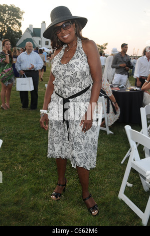 Star Jones di presenze per HAMPTONS Magazine Clambake annuale, Montauk Yacht Club, Montauk, NY, 17 luglio 2011. Foto di: Rob ricco/Everett Collection Foto Stock