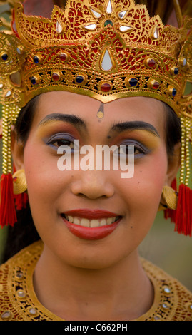 Colpo di testa di una ballerina balinese tradizionale femminile. Foto Stock