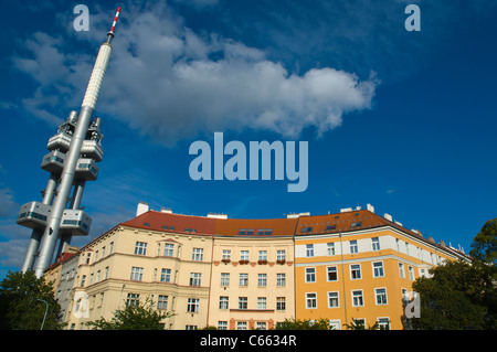 Skroupovo namesti square con Zizkovska vez la torre televisiva di Zizkov quartiere Praga Repubblica Ceca Europa Foto Stock