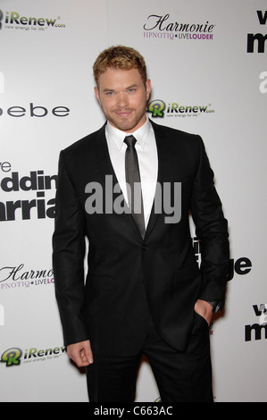 Kellan Lutz presso gli arrivi per amore matrimonio matrimonio Premiere, Pacific Design Center di Los Angeles, CA, 17 maggio 2011. Foto Da: Michael Germana/Everett Collection Foto Stock