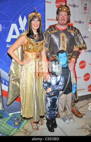 Alex McCord, Simon Van Kempen, Johann, Francois presso gli arrivi per i bambini affetti da AIDS Foundation 9 Sogno annuale di Halloween, Capitale, New York, NY Ottobre 24, 2010. Foto di: Gregorio T. Binuya/Everett Collection Foto Stock