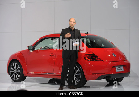 Klaus Bischoff di presenze per la Volkswagen svela il XXI secolo VW Beetle Automobile, magazzino a Pier 36, New York, NY Aprile Foto Stock