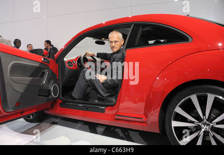 Jonathan Browning di presenze per la Volkswagen svela il XXI secolo VW Beetle Automobile, magazzino a Pier 36, New York, NY, 18 aprile 2011. Foto di: Kristin Callahan/Everett Collection Foto Stock