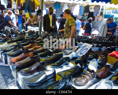 Parigi, Francia, gente affollata, shopping di scarpe da uomo usate nei quartieri periferici del mercato delle pulci suburbano di Montreuil, scarpe di moda di strada, abbigliamento da uomo Foto Stock