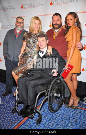 Jeffrey Costello, Mary Alice Stephenson, Francesco Clark, Robert Tagliapietra, Selita Ebanks presso gli arrivi per una serata magica - La fondazione Reeve il ventesimo anniversario di Gala, New York Marriott Marquis Hotel, New York, NY Novembre 17, 2010. Foto di: Gregorio T. Binuya/Everett Collection Foto Stock