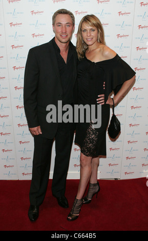 Kyle Lowder , Arianne Zucker presso gli arrivi per l'Ufficiale di artisti innovativi Pre-Daytime Awards Party, Club Nikki al Tropicana Las Vegas Las Vegas NV, Giugno 18, 2011. Foto di: James Atoa/Everett Collection Foto Stock