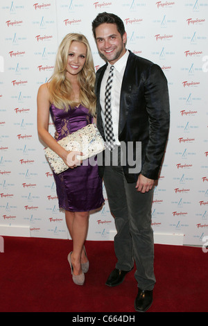 Natalie Hall, Brandon Barash presso gli arrivi per l'Ufficiale di artisti innovativi Pre-Daytime Awards Party, Club Nikki al Tropicana Las Vegas Las Vegas NV, Giugno 18, 2011. Foto di: James Atoa/Everett Collection Foto Stock