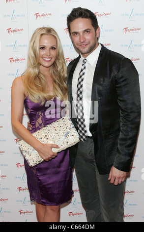 Natalie Hall, Brandon Barash presso gli arrivi per l'Ufficiale di artisti innovativi Pre-Daytime Awards Party, Club Nikki al Tropicana Las Vegas Las Vegas NV, Giugno 18, 2011. Foto di: James Atoa/Everett Collection Foto Stock