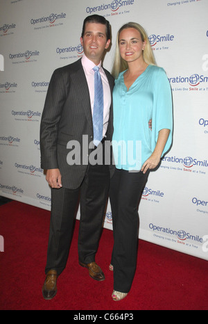 Donald Trump Jr, Vanessa Trump presso gli arrivi per il sorriso di funzionamento della nona sorriso annuale di gala, il Beverly Hilton Hotel di Beverly Hills, CA Foto Stock