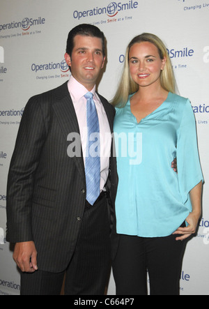 Donald Trump Jr, Vanessa Trump presso gli arrivi per il sorriso di funzionamento della nona sorriso annuale di gala, il Beverly Hilton Hotel di Beverly Hills, CA Foto Stock