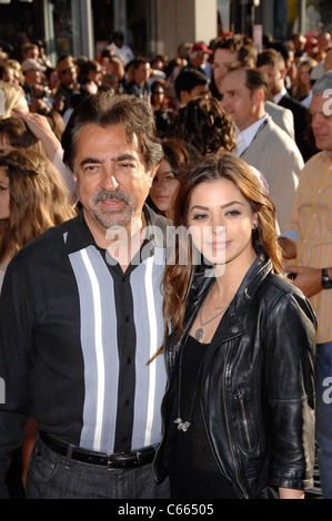 Joe Mantegna, Gia Mantegna presso gli arrivi per vetture 2 Premiere Mondiale, El Capitan theater, Los Angeles, CA 18 Giugno 2011. Foto Da: Michael Germana/Everett Collection Foto Stock