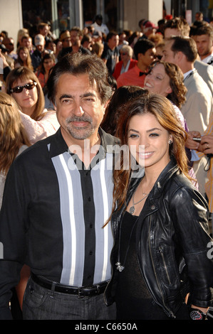 Joe Mantegna, Gia Mantegna presso gli arrivi per vetture 2 Premiere Mondiale, El Capitan theater, Los Angeles, CA 18 Giugno 2011. Foto Da: Michael Germana/Everett Collection Foto Stock