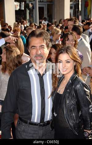 Joe Mantegna, Gia Mantegna presso gli arrivi per vetture 2 Premiere Mondiale, El Capitan theater, Los Angeles, CA 18 Giugno 2011. Foto Da: Michael Germana/Everett Collection Foto Stock