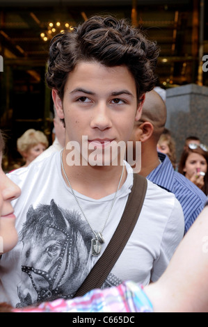 Nick Jonas, lascia il suo hotel di Midtown Manhattan fuori e circa per celebrità CANDIDS - Mercoledì, , New York, NY Agosto 18, 2010. Foto Stock