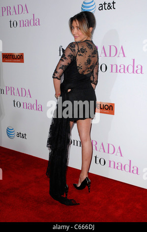 Fernanda Romero all'arrivo da PRADA A NADA Premiere, la Live Regal Cinema Premiere, Los Angeles, CA 18 gennaio 2011. Foto di: Elizabeth Goodenough/Everett Collection Foto Stock