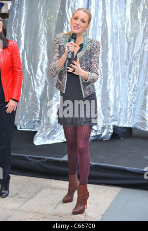 Blake Lively ad una apparizione pubblica per scoprimento della stella di Swarovski a coronamento del 2010 il Centro Rockefeller albero di Natale, Rockefeller Plaza di New York, NY Novembre 18, 2010. Foto di: Gregorio T. Binuya/Everett Collection Foto Stock