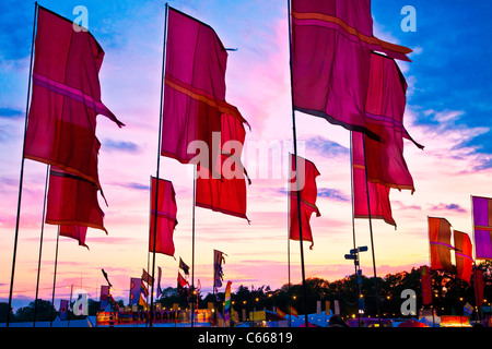 Festival bandiere contro un bel tramonto Cielo a WOMAD 2011, Charlton Park di Malmesbury, Wiltshire, Inghilterra, Regno Unito Foto Stock