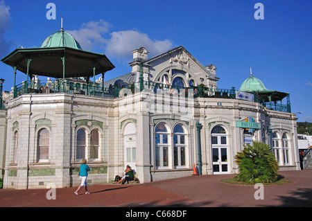 Il padiglione di Torquay sul lungomare, Torquay, Devon, Inghilterra, Regno Unito Foto Stock