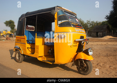 Tre wheeler auto rickshaw taxi a vuoto sulla polverosa strada Tamil strade in Tamil Nadu, India Foto Stock