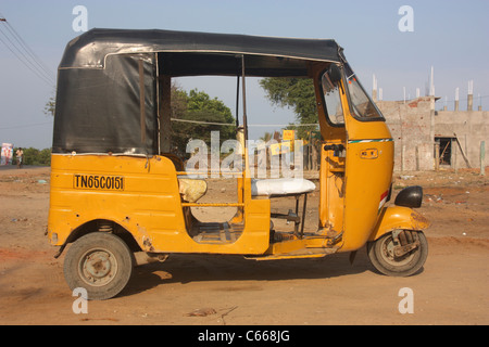 Tre wheeler auto rickshaw taxi a vuoto sulla polverosa strada Tamil strade in Tamil Nadu, India Foto Stock