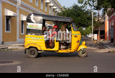 Tre wheeler auto rickshaw triciclo taxi corre attraverso Pondicherry per le strade delle città in India del sud Foto Stock