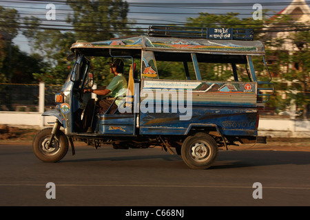 Tre ruote passeggeri locali taxi bus velocità attraverso le strade di Vientiane, Laos Foto Stock