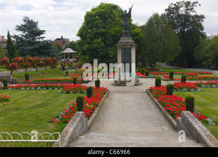 Grove Park parco municipale, memoriale di guerra e palco per spettacoli in agosto con fiori che sbocciano. Weston super Mare, Inghilterra. Foto Stock