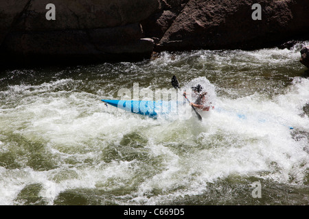 Il kayak e rafting il fiume Arkansas attraverso il Royal Gorge sono popolari sport estivi, Colorado, STATI UNITI D'AMERICA Foto Stock