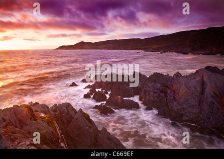 Tramonto sul Canale di Bristol da Barricane Beach, Woolacombe,guardando verso morte punto, North Devon, Inghilterra, Regno Unito Foto Stock