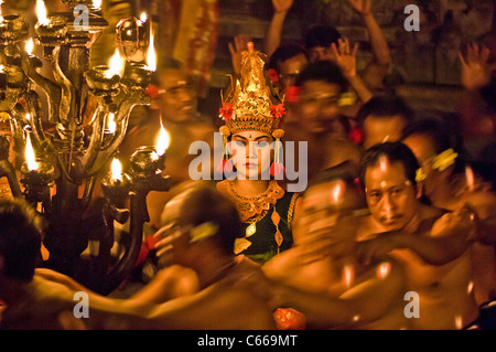 Ballerino di danza Balinese di eseguire la danza del fuoco Foto Stock