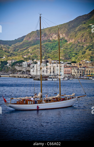 Vecchia barca a vela nella Baia di Lipari in Sicilia (Isole Eolie, Italia), costa mediterranea, Europa UE. Foto Stock