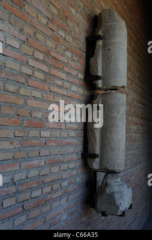 La colonna . Rinascimento ( Plateresque )appartenente all'antiquarium - parete di ALCALA DE HENARES ( 13 th ).SPAGNA Foto Stock