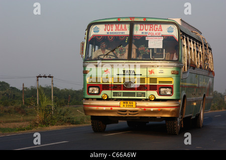 Bus Bengali contrassegnati 'sul dovere elettorale' che portano gli ufficiali di polizia sui compiti di sicurezza durante le elezioni di stato Foto Stock