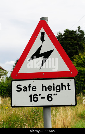 Altezza sicura al di sotto dei cavi elettrici al di sopra di una linea ferroviaria segno di avvertimento, Shepreth, Cambridgeshire, England, Regno Unito Foto Stock