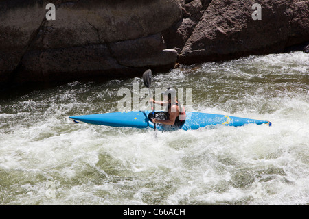 Il kayak e rafting il fiume Arkansas attraverso il Royal Gorge sono popolari sport estivi, Colorado, STATI UNITI D'AMERICA Foto Stock