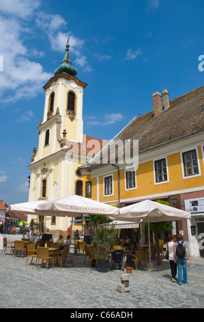 Fö ter piazza principale con Blagovestenska Templom chiesa cittadina di Szentendre nell'ansa del Danubio Ungheria Europa Foto Stock