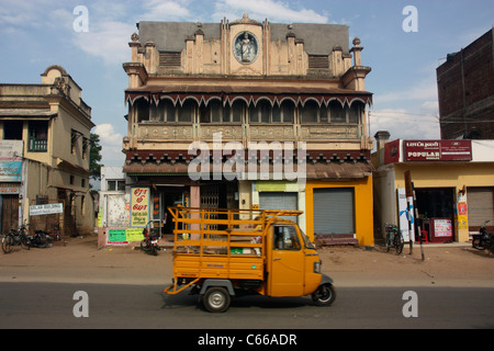 Indian piaggio triciclo di risciò a motore carico gare anche se vuota una città in Tamil Nadu Foto Stock