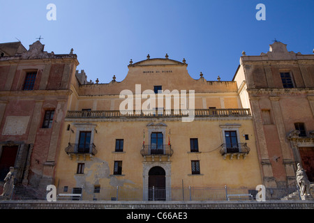 Tipico frontale colorata casa in un villaggio della Sicilia (italiano di architettura medievale e barocca), (Caccamo) Italia, Europa UE. Foto Stock