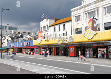 Divertimenti front Southend on sea resort sul mare vacanza Essex giorno di viaggio Foto Stock