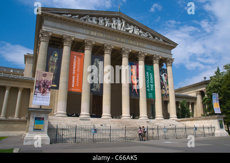 Szepmüveszeti Muzeum il Museo delle Belle Arti a Hösök tere la Piazza degli Eroi Budapest Ungheria Europa Foto Stock