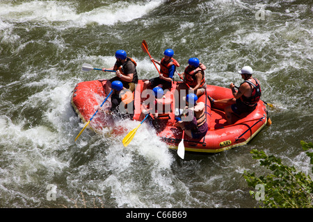 Il kayak e rafting il fiume Arkansas attraverso il Royal Gorge sono popolari sport estivi, Colorado, STATI UNITI D'AMERICA Foto Stock