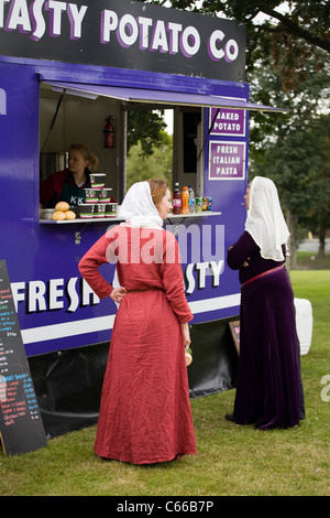 "Gustoso patate Co" acquistare cibo al Festival medievale di Verdin Park, Northwich agosto con Living History Camps medievale reenactors, Cheshire, Regno Unito Foto Stock