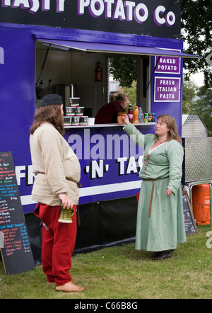 Festa medievale in Verdin Park, Northwich agosto XIII e XIV, con storia viva Camps, Cheshire, Regno Unito Foto Stock