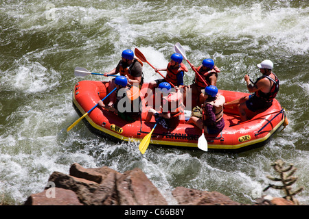 Il kayak e rafting il fiume Arkansas attraverso il Royal Gorge sono popolari sport estivi, Colorado, STATI UNITI D'AMERICA Foto Stock