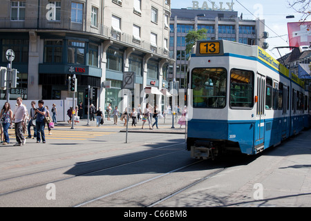 Il tram e la gente, Zürich, Svizzera Foto Stock