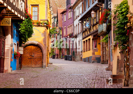 Mattina presto lungo Rue du General de Gaulle nel villaggio di Riquewihr - lungo la strada del vino, Alsazia, Alto Reno, Francia Foto Stock