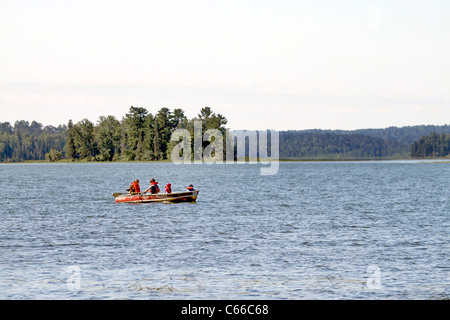 Famiglia barca sul braccio orientale Lago Itasca, Itasca stato parco sorgenti del fiume Mississippi in Minnesota Foto Stock